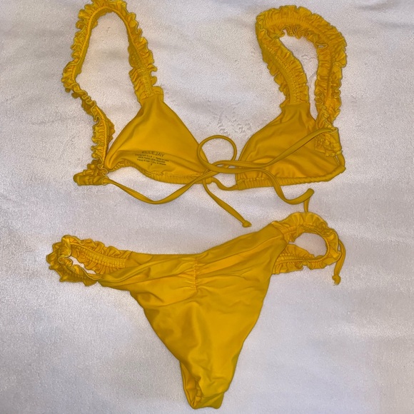 ELLEJAY Like New Swimsuit - Picture 2 of 2